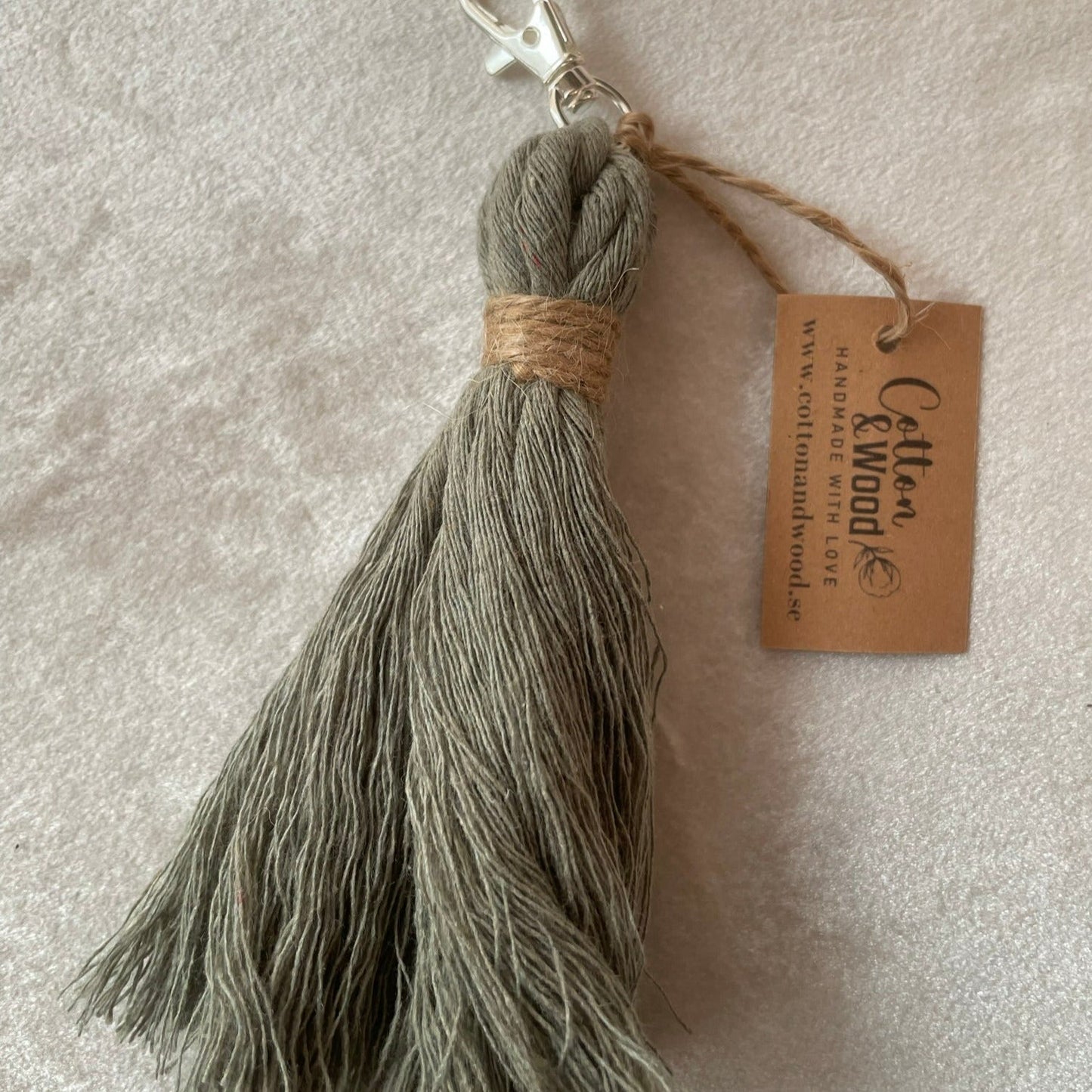 Nyckelring/väsksmycke - handknuten makramé "tassel" - Grågrön - cottonandwood.se