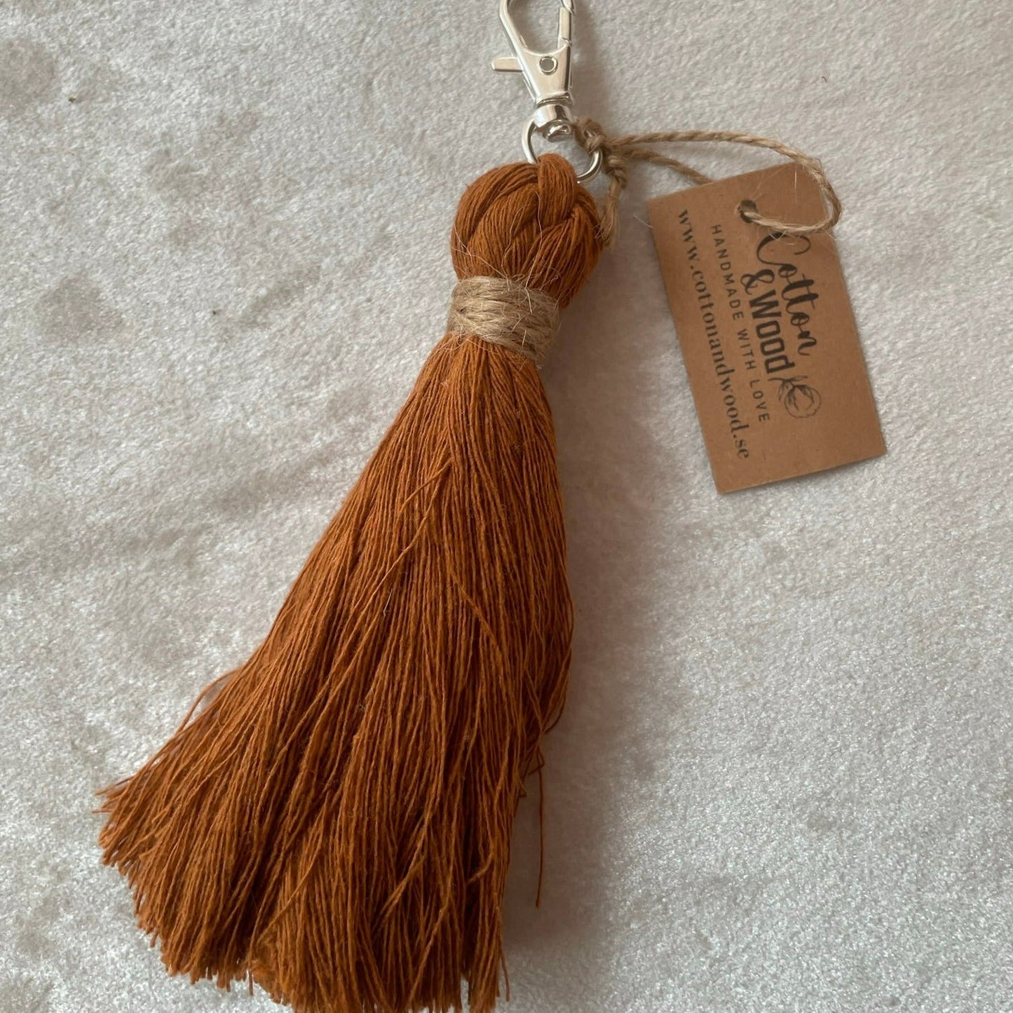 Nyckelring/väsksmycke - handknuten makramé "tassel" - Rost - cottonandwood.se