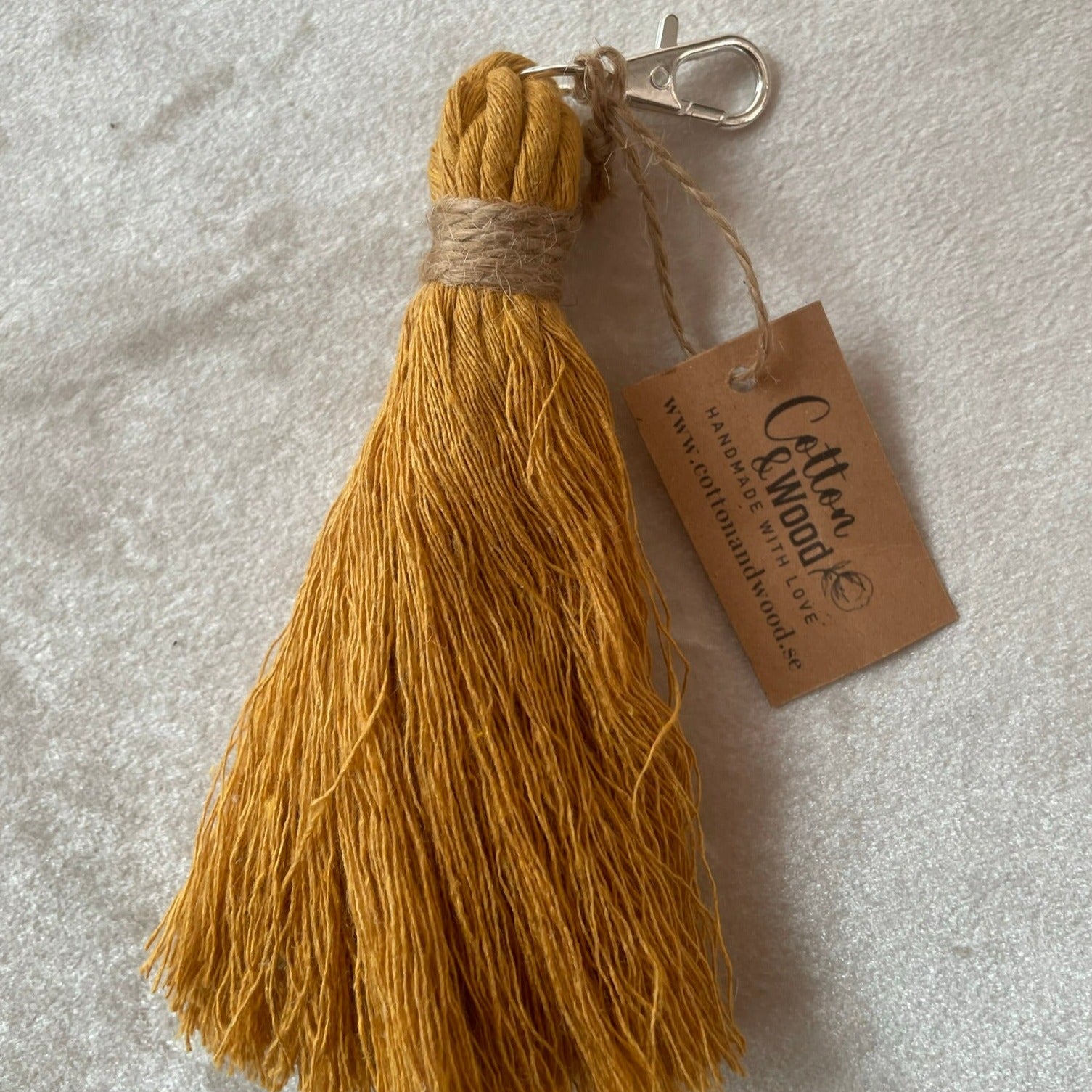 Nyckelring/väsksmycke - handknuten makramé "tassel" - Senap - cottonandwood.se