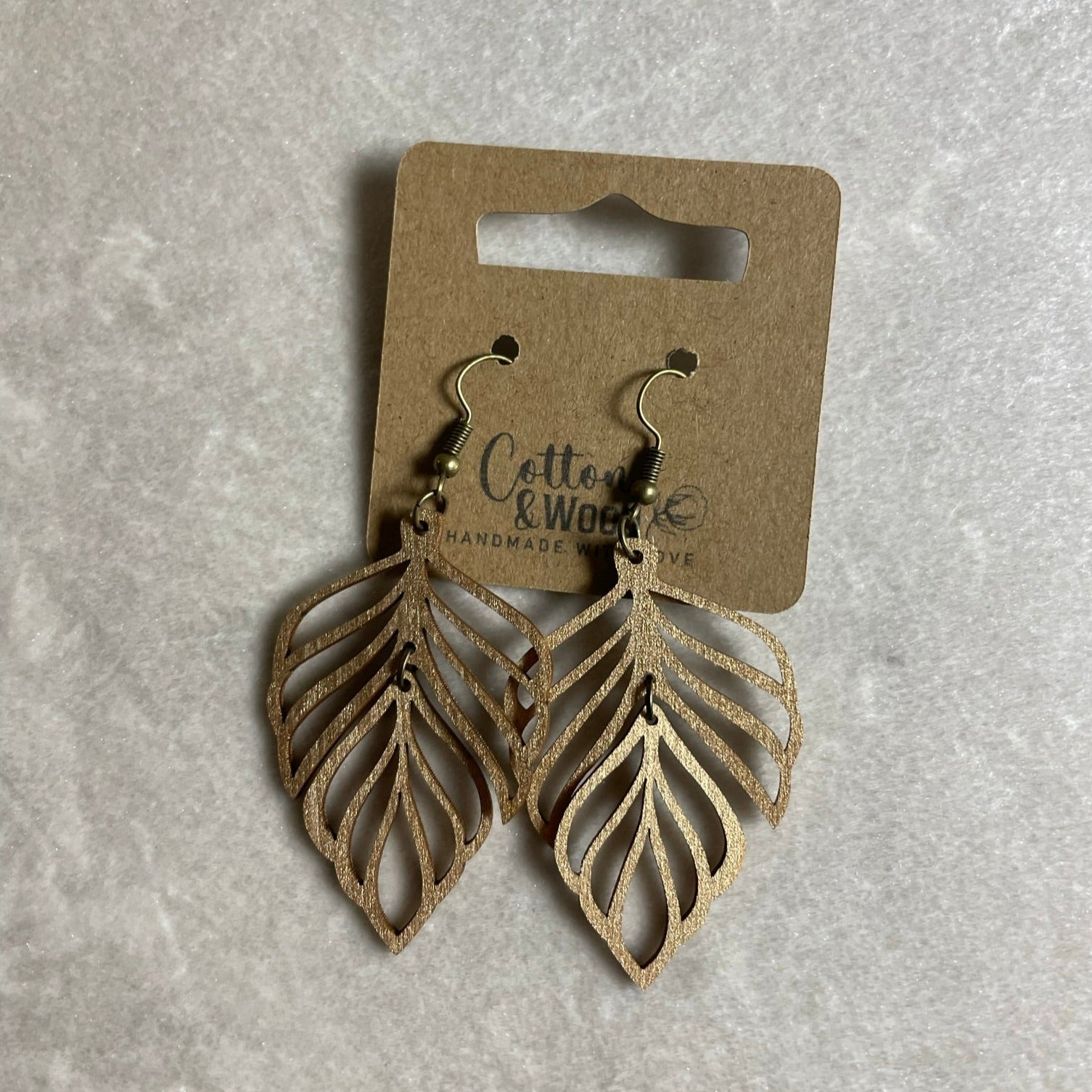 Örhängen "löv" - Guldfärgat trä/Antikguld - cottonandwood.se