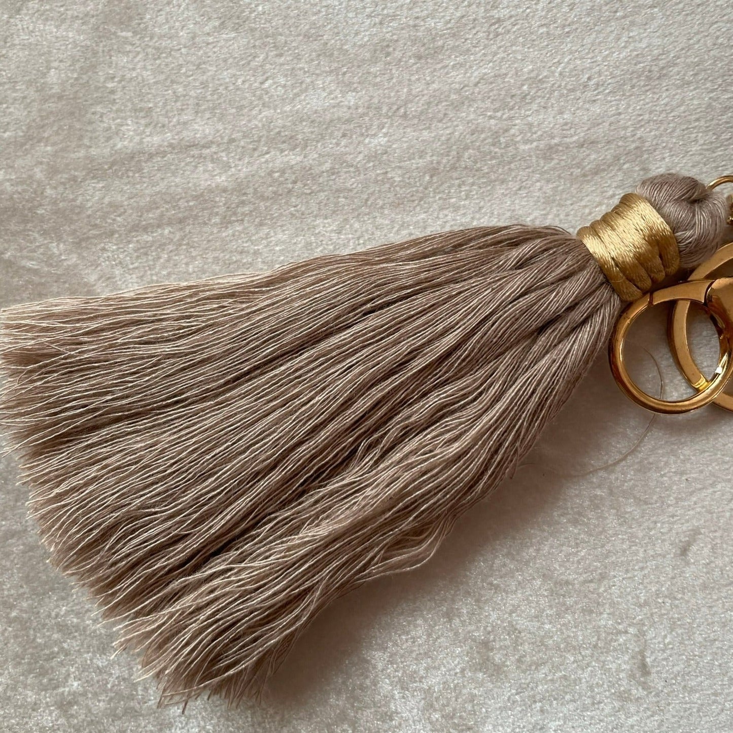 Personlig nyckelring med regnbåge och tassel - Beige - cottonandwood.se