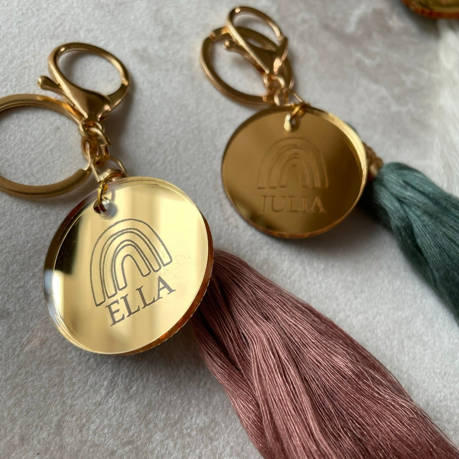 Personlig nyckelring med regnbåge och tassel - Blågrå - cottonandwood.se