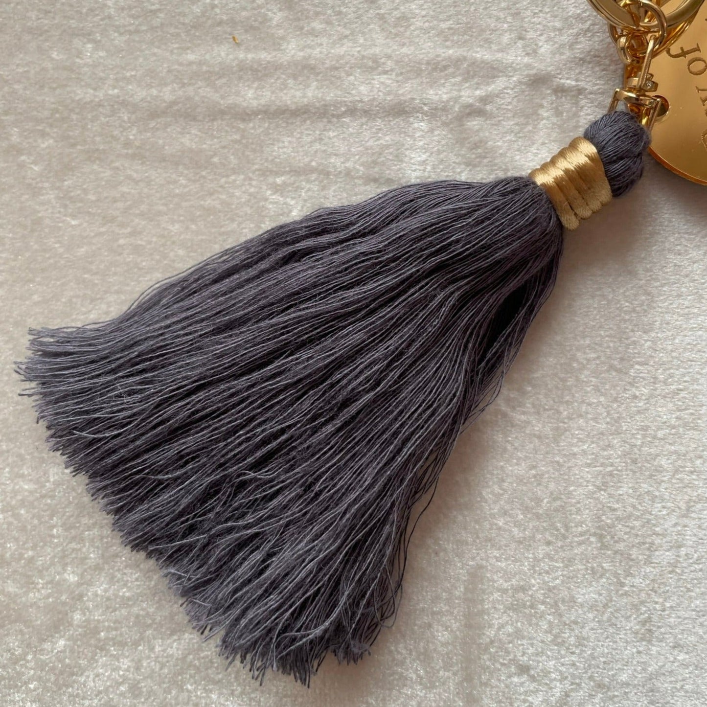 Personlig nyckelring med regnbåge och tassel - Blågrå - cottonandwood.se