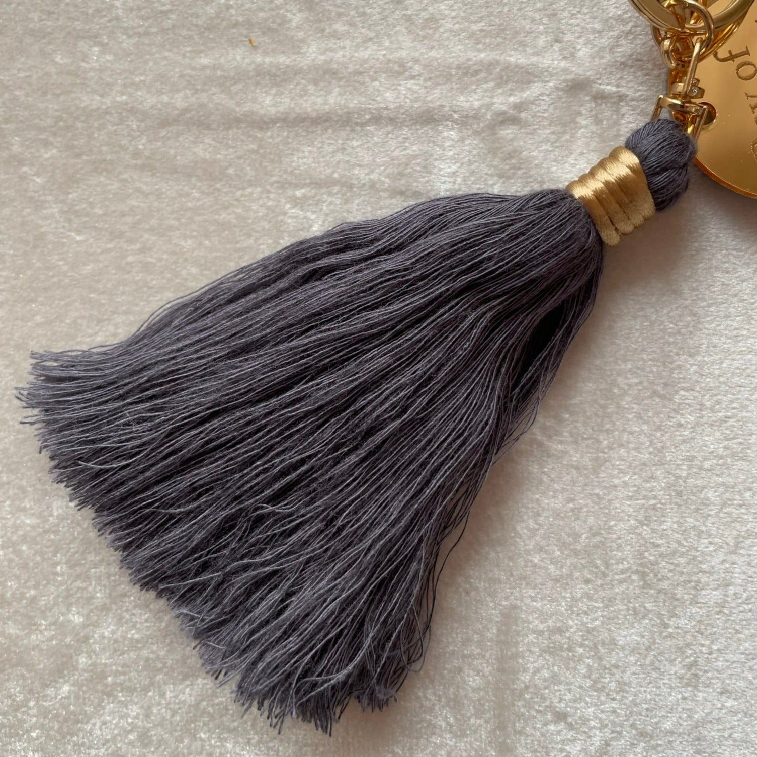 Personlig nyckelring med regnbåge och tassel - Blågrå - cottonandwood.se