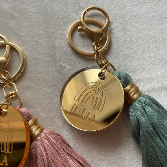 Personlig nyckelring med regnbåge och tassel - Blågrå - cottonandwood.se