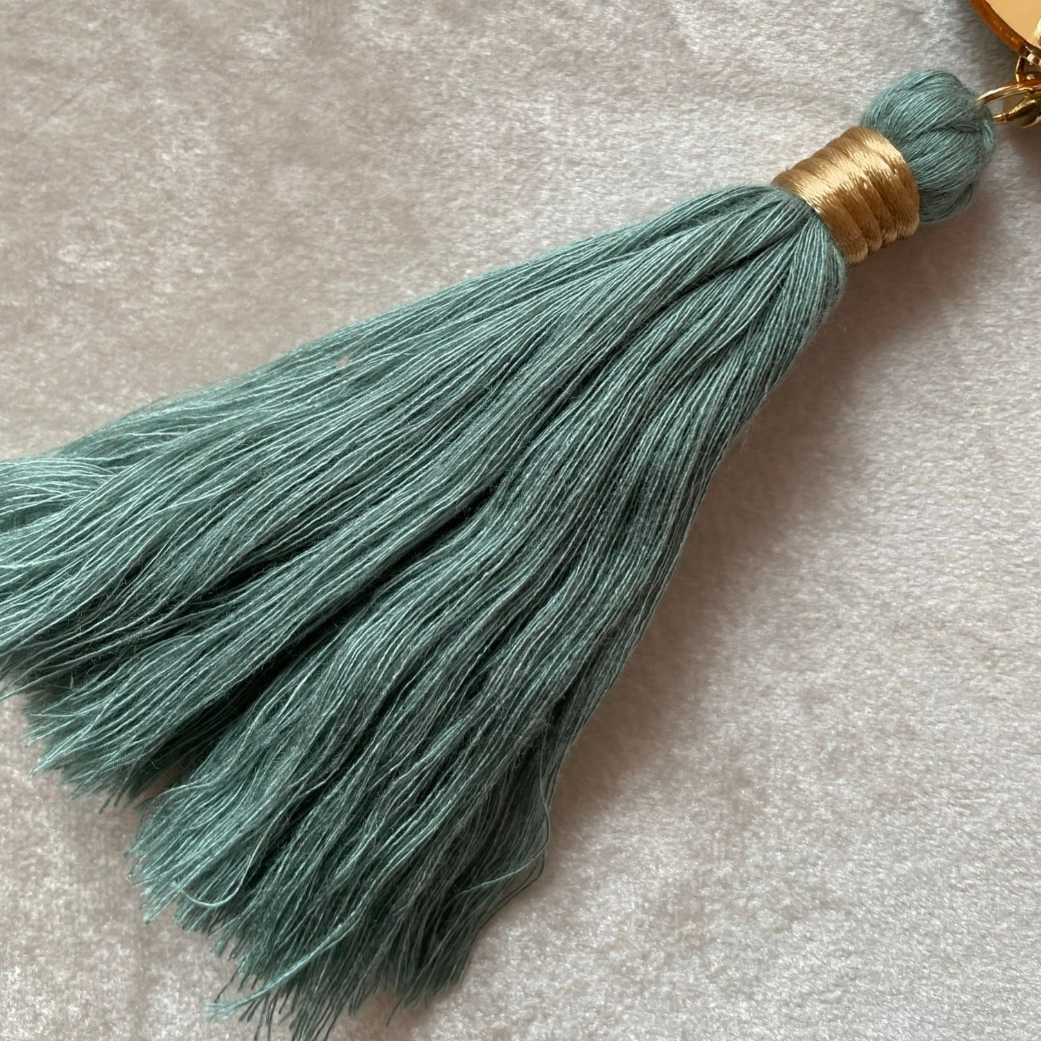 Personlig nyckelring med regnbåge och tassel - Grågrön - cottonandwood.se