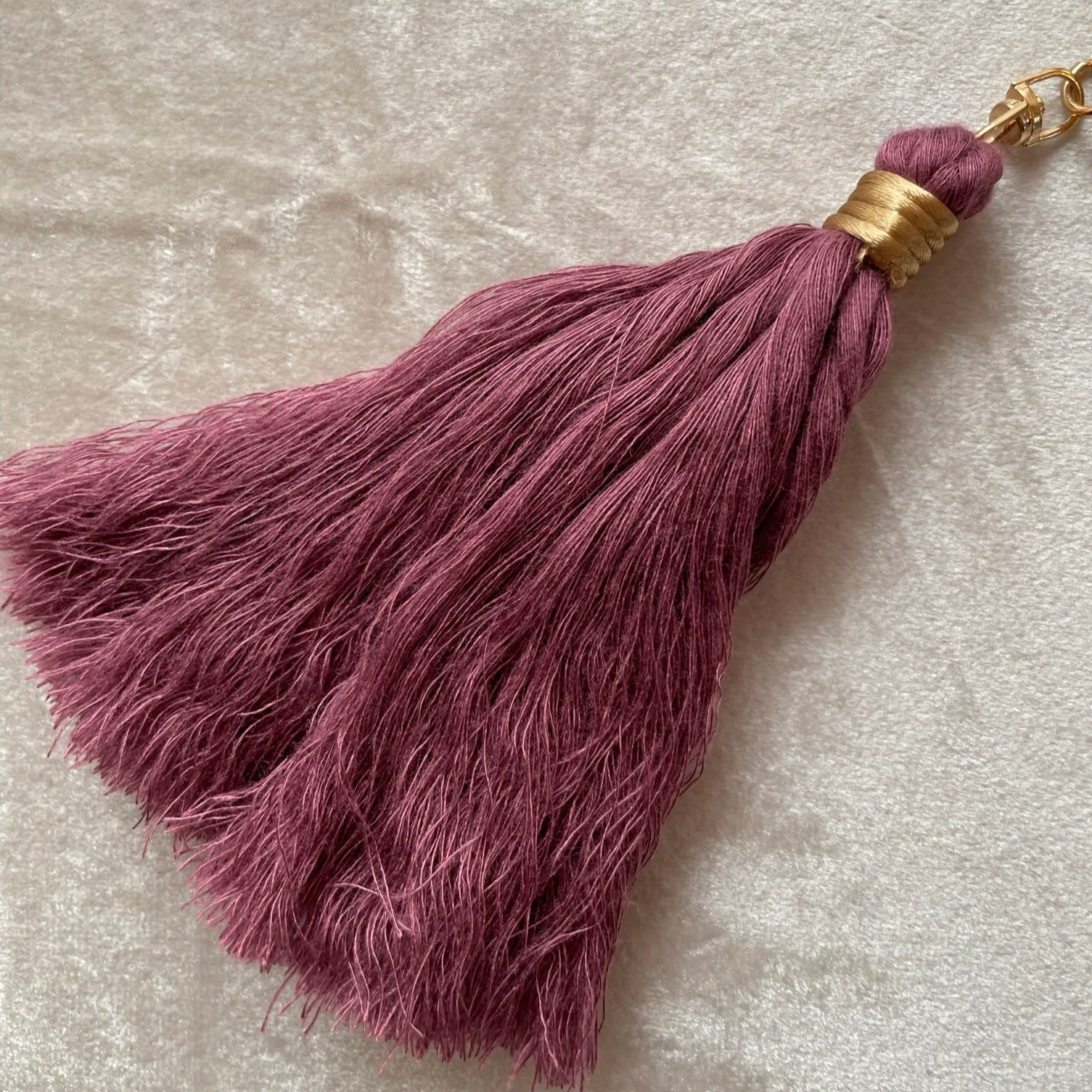Personlig nyckelring med regnbåge och tassel - Lila - cottonandwood.se