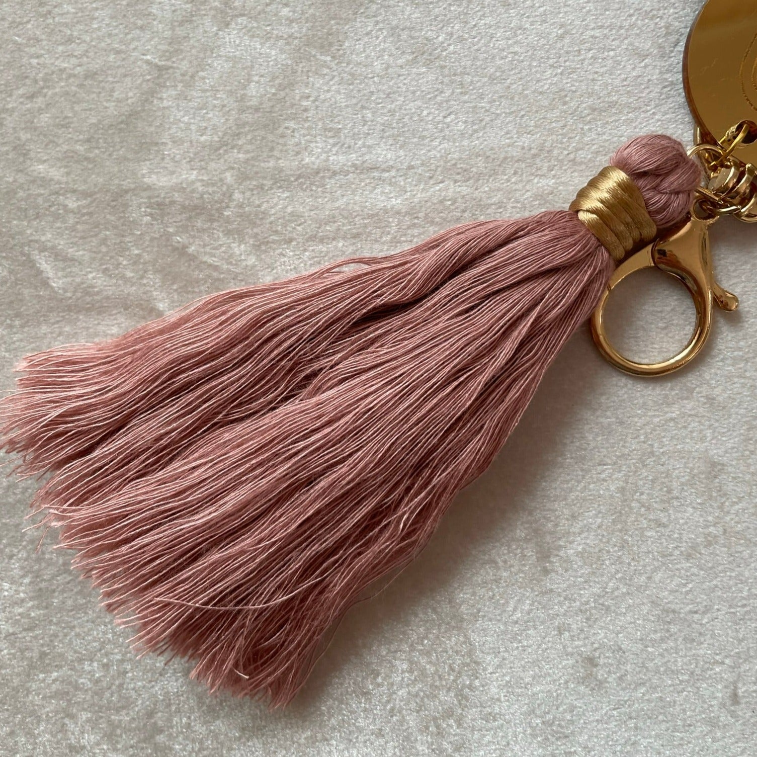 Personlig nyckelring med regnbåge och tassel - Rosa - cottonandwood.se