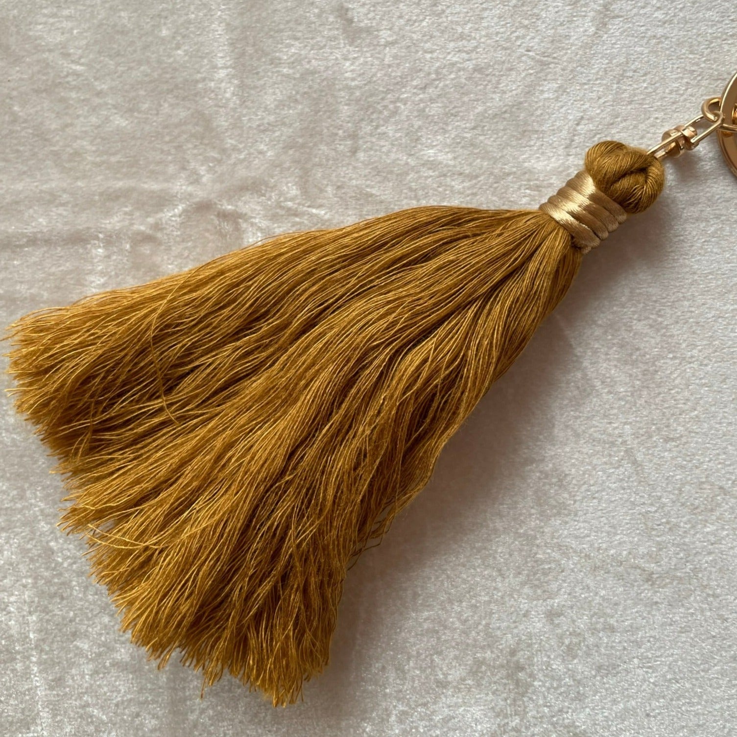 Personlig nyckelring med regnbåge och tassel - Senap - cottonandwood.se