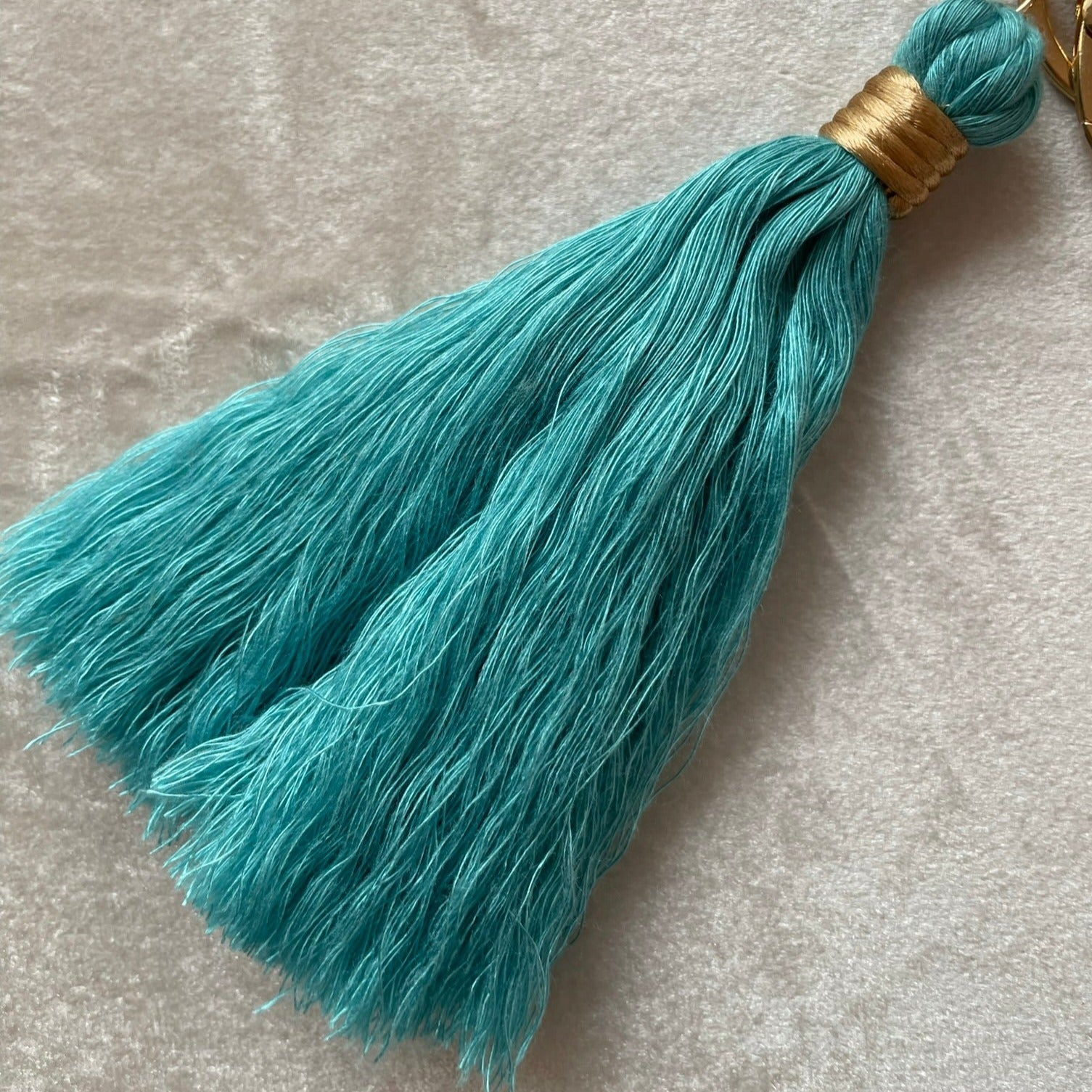 Personlig nyckelring med regnbåge och tassel - Turkos - cottonandwood.se