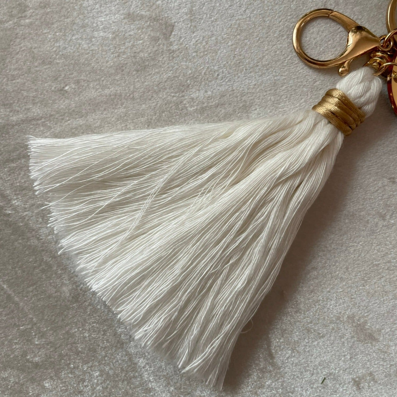 Personlig nyckelring med regnbåge och tassel - Vit - cottonandwood.se
