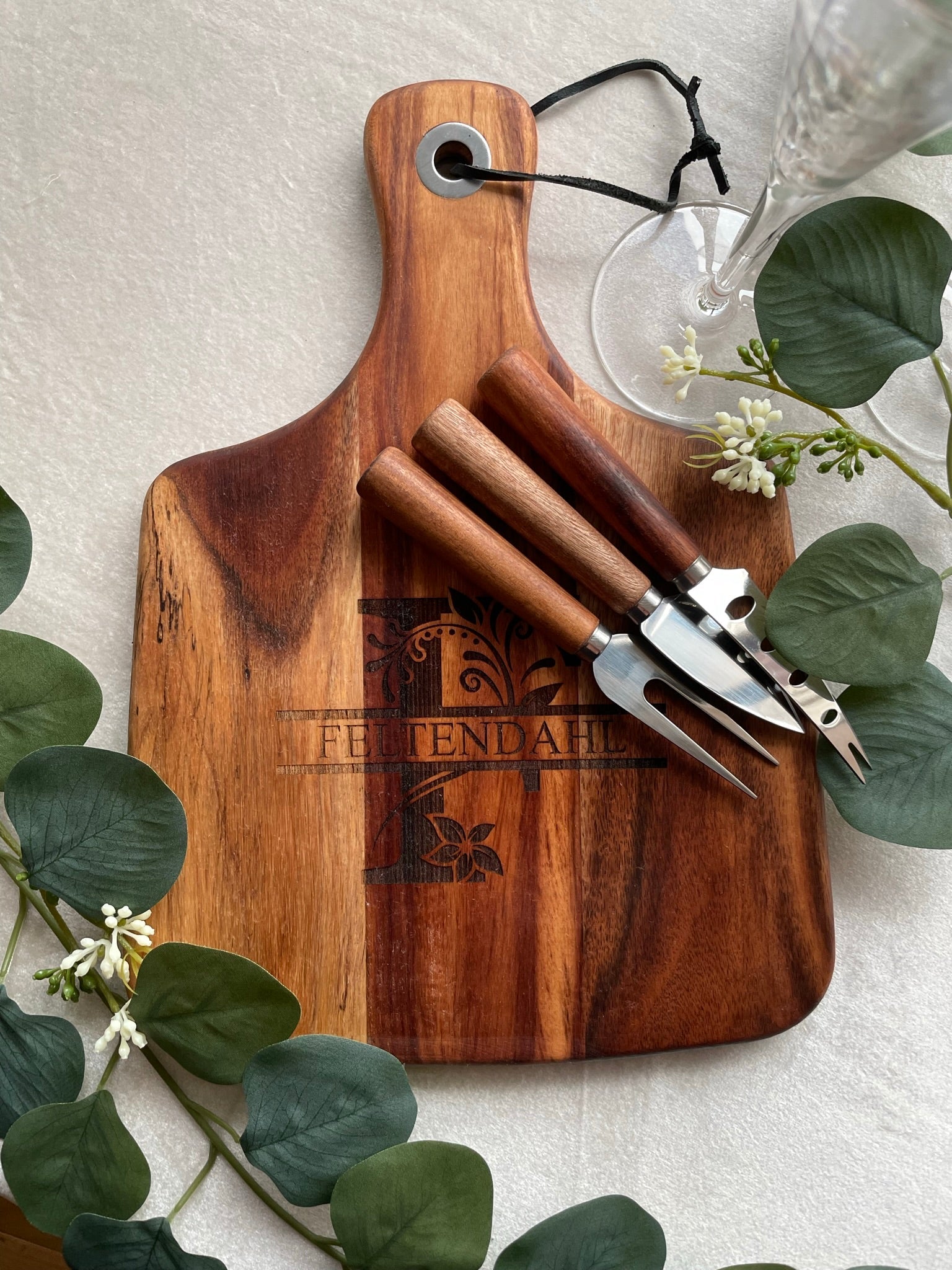 Personlig ostbricka med monogram och efternamn - cottonandwood.se