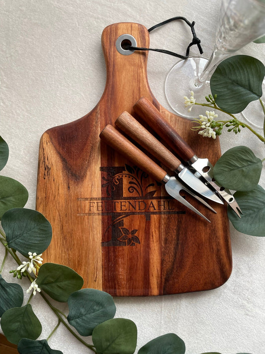 Personlig ostbricka med monogram och efternamn - cottonandwood.se