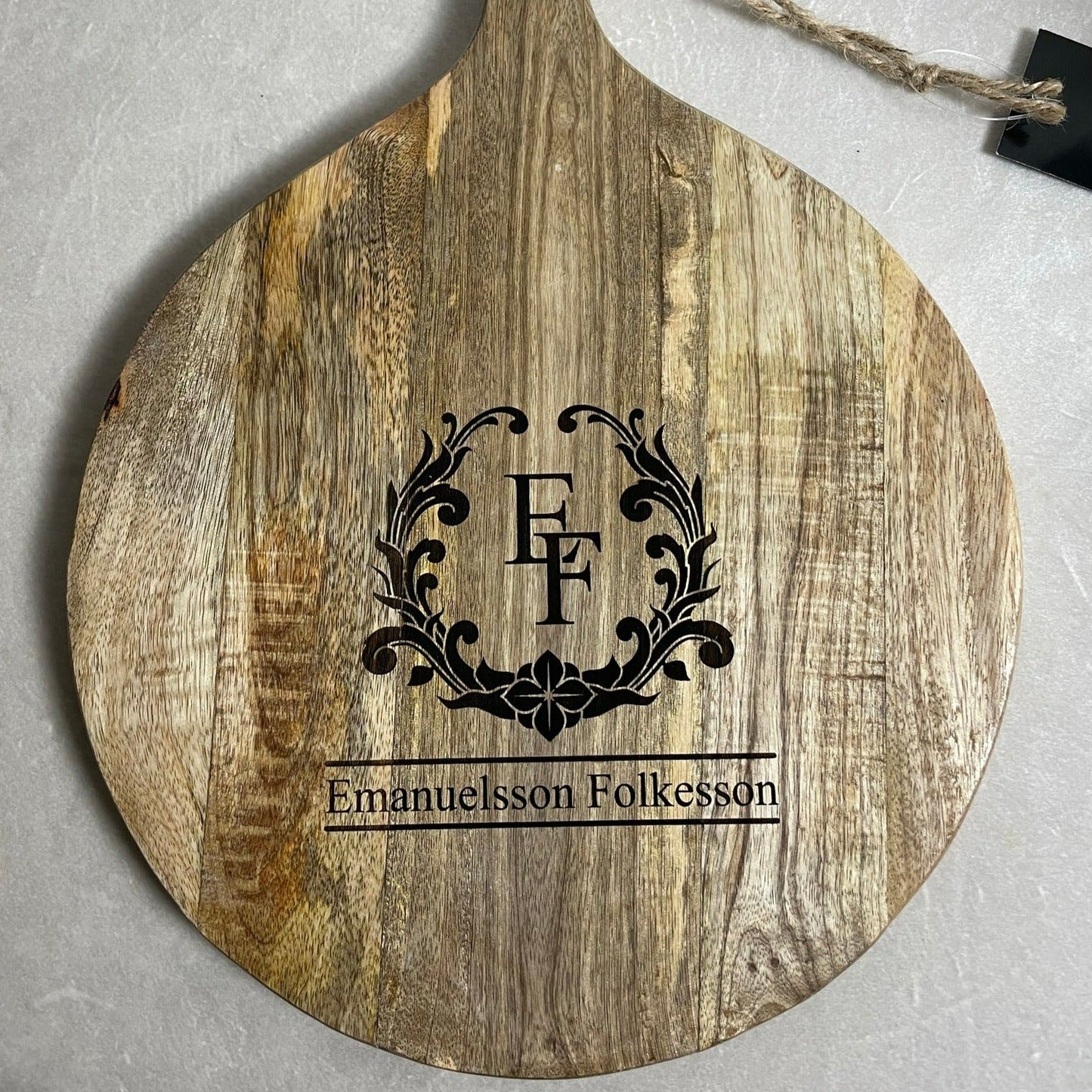 Rund graverad chark/skärbräda med monogram - Monogram och efternamn - cottonandwood.se