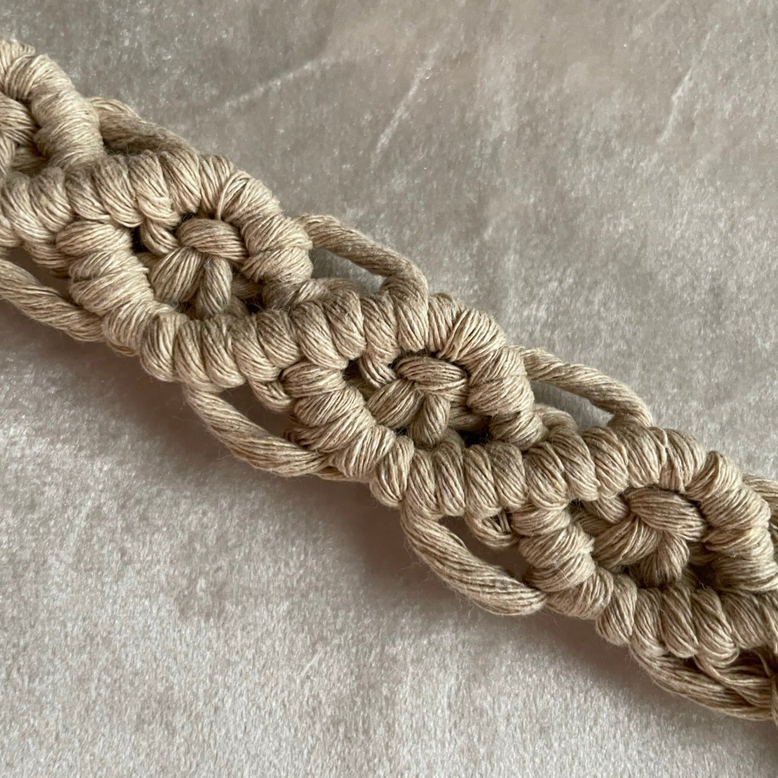 Söt & praktisk napphållare - handknuten makramé - Beige - cottonandwood.se