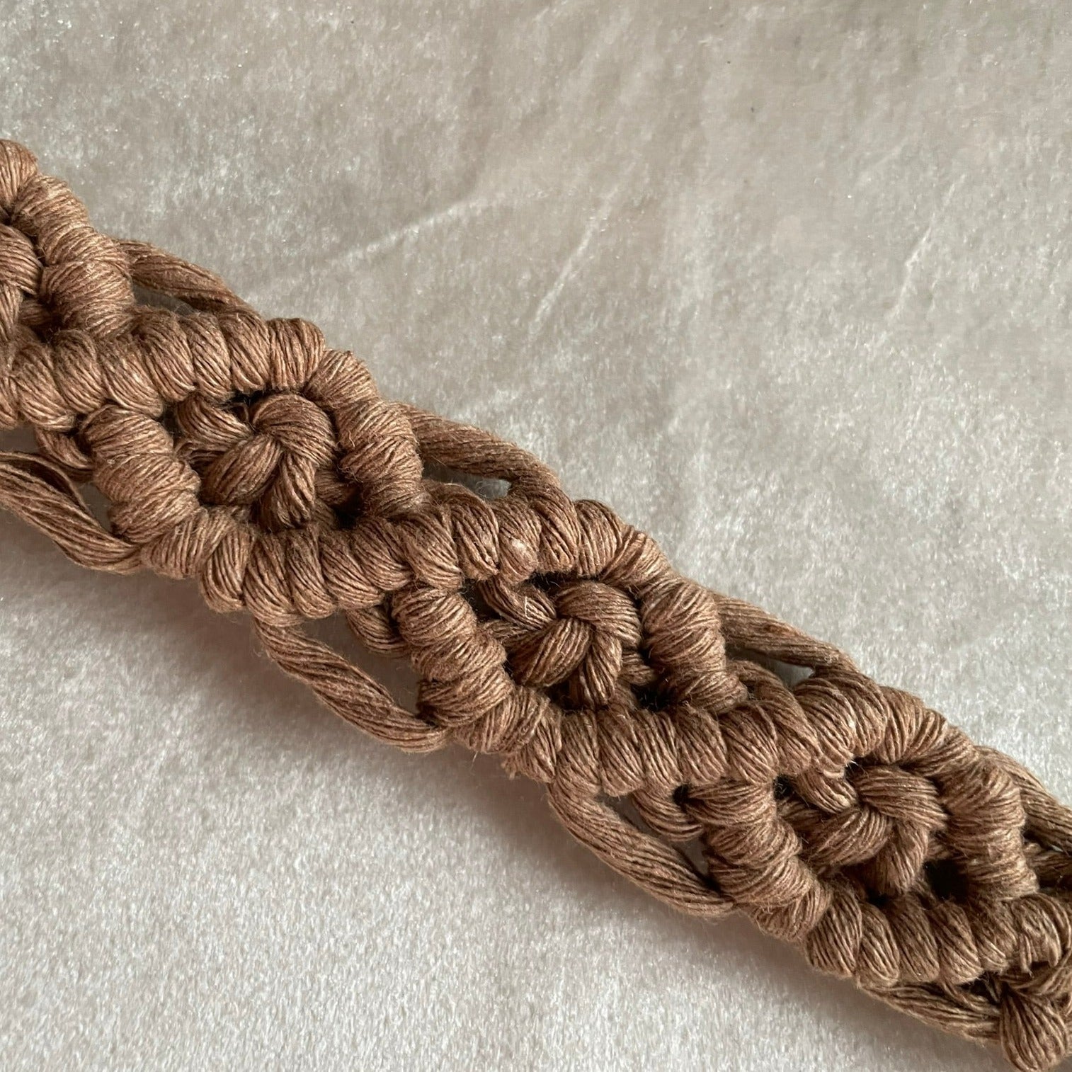 Söt & praktisk napphållare - handknuten makramé - Brun - cottonandwood.se