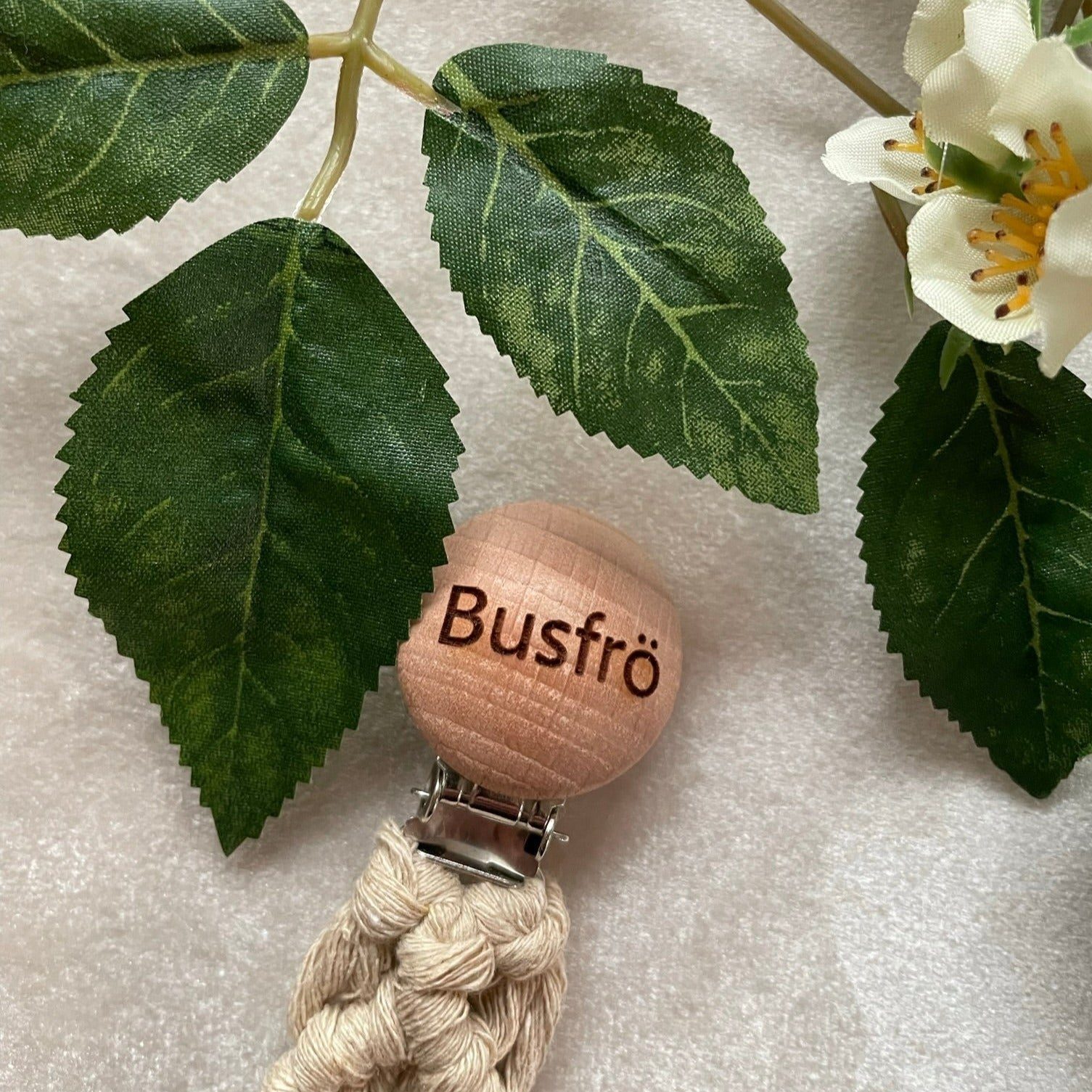 Söt & praktisk napphållare - handknuten makramé - Dimrosa - cottonandwood.se