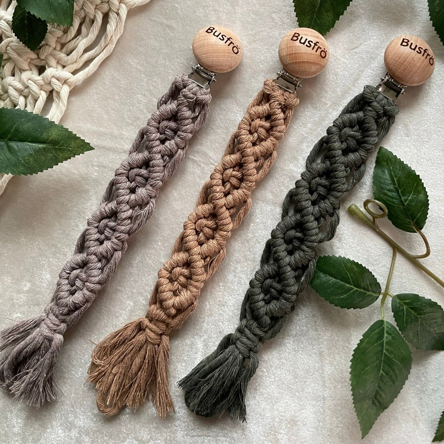 Söt & praktisk napphållare - handknuten makramé - Dimrosa - cottonandwood.se