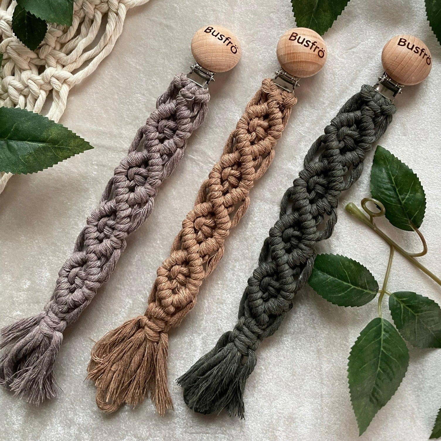 Söt & praktisk napphållare - handknuten makramé - Dimrosa - cottonandwood.se