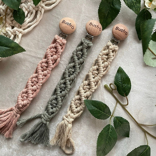 Söt & praktisk napphållare - handknuten makramé - Dimrosa - cottonandwood.se