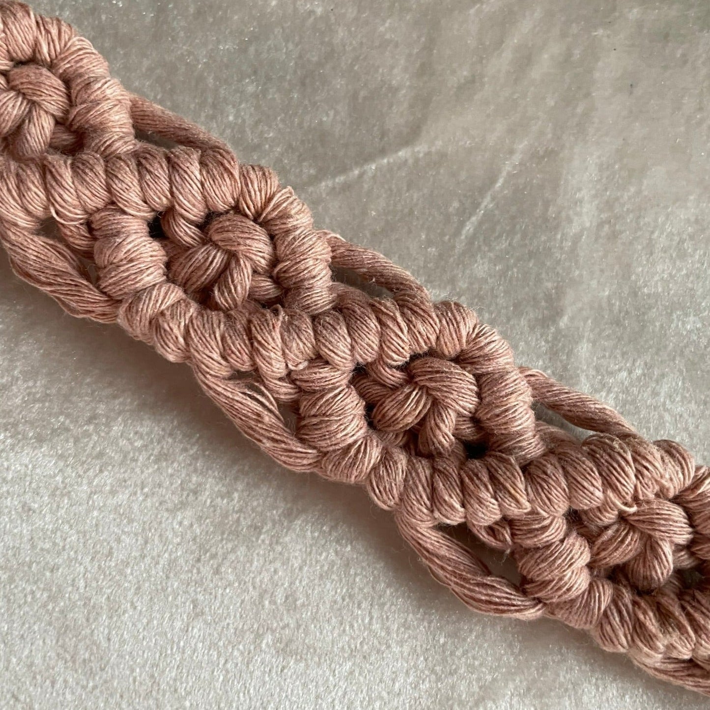 Söt & praktisk napphållare - handknuten makramé - Dimrosa - cottonandwood.se
