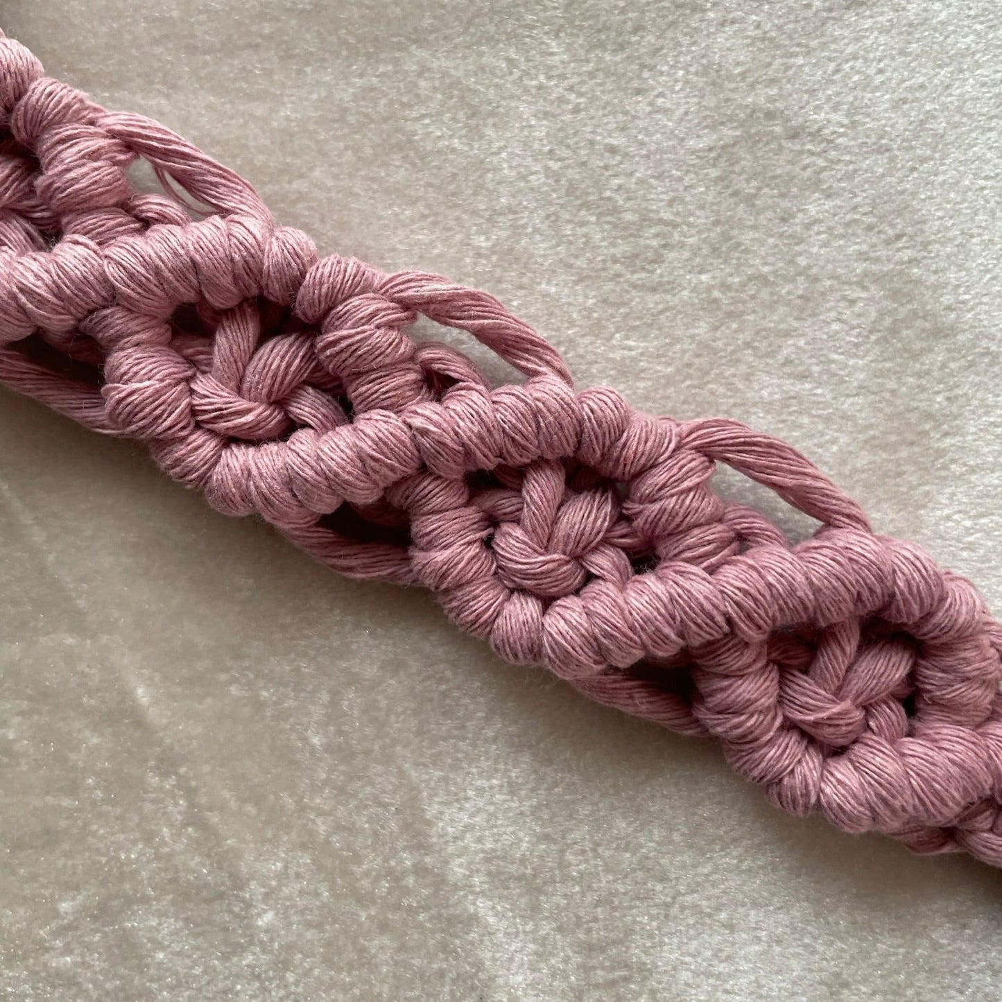 Söt & praktisk napphållare - handknuten makramé - Gammelrosa - cottonandwood.se