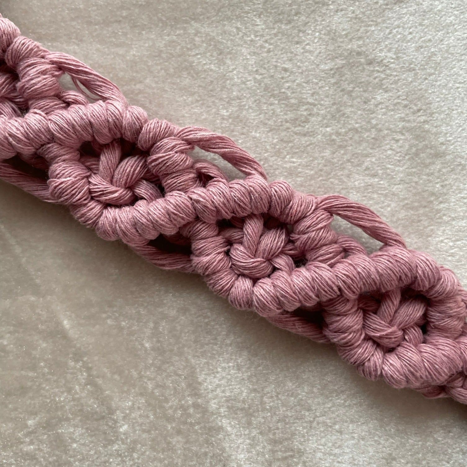 Söt & praktisk napphållare - handknuten makramé - Gammelrosa - cottonandwood.se