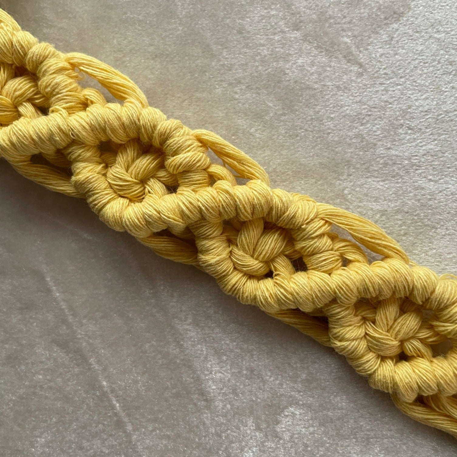 Söt & praktisk napphållare - handknuten makramé - Gul - cottonandwood.se
