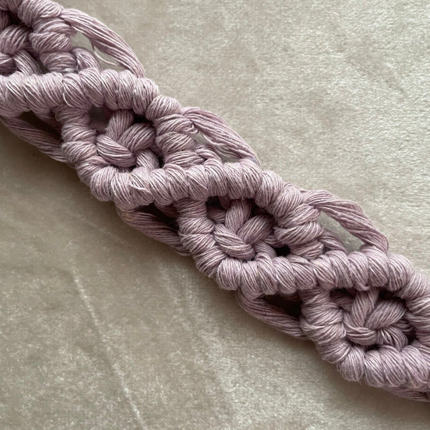 Söt & praktisk napphållare - handknuten makramé - Lila - cottonandwood.se