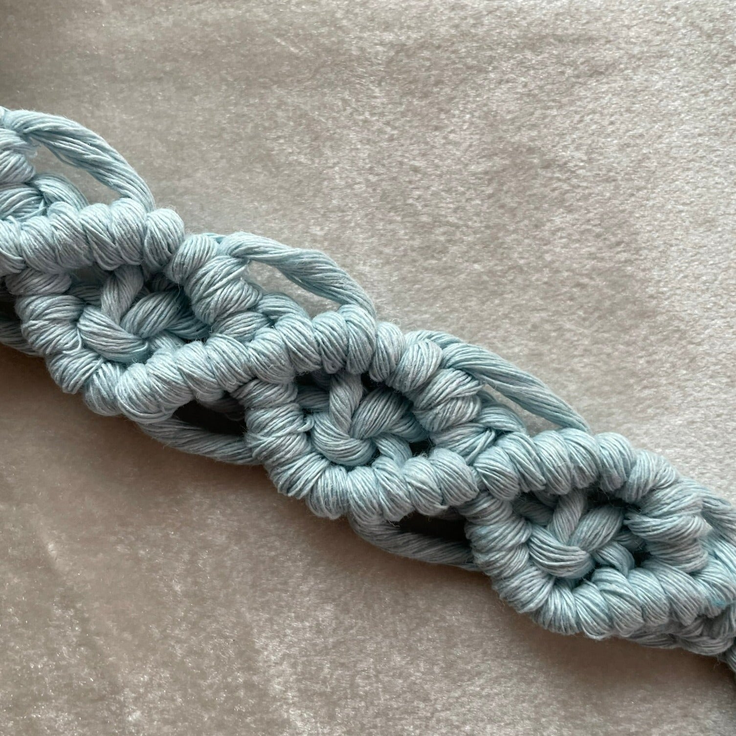 Söt & praktisk napphållare - handknuten makramé - Ljusblå - cottonandwood.se
