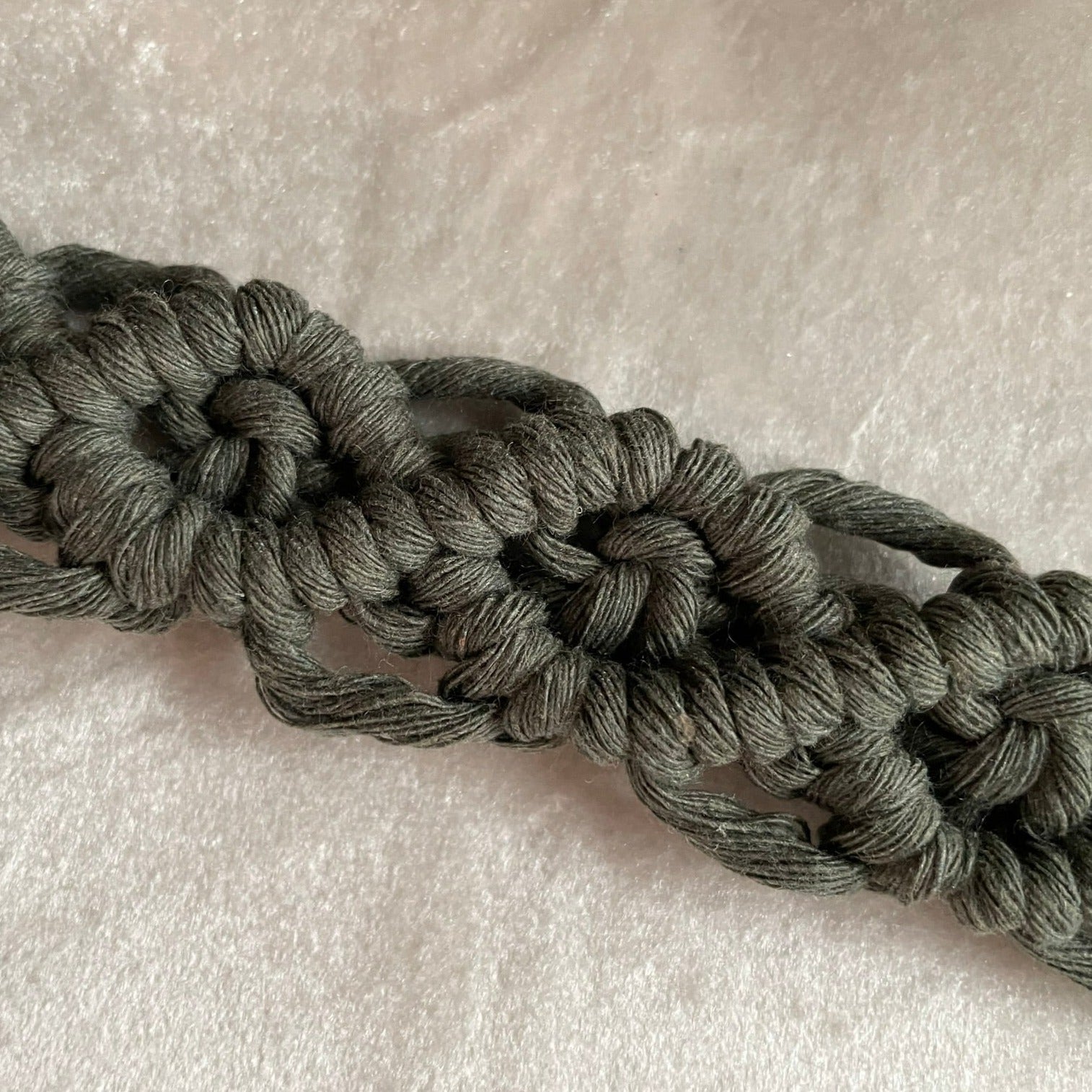Söt & praktisk napphållare - handknuten makramé - Mörk oliv - cottonandwood.se