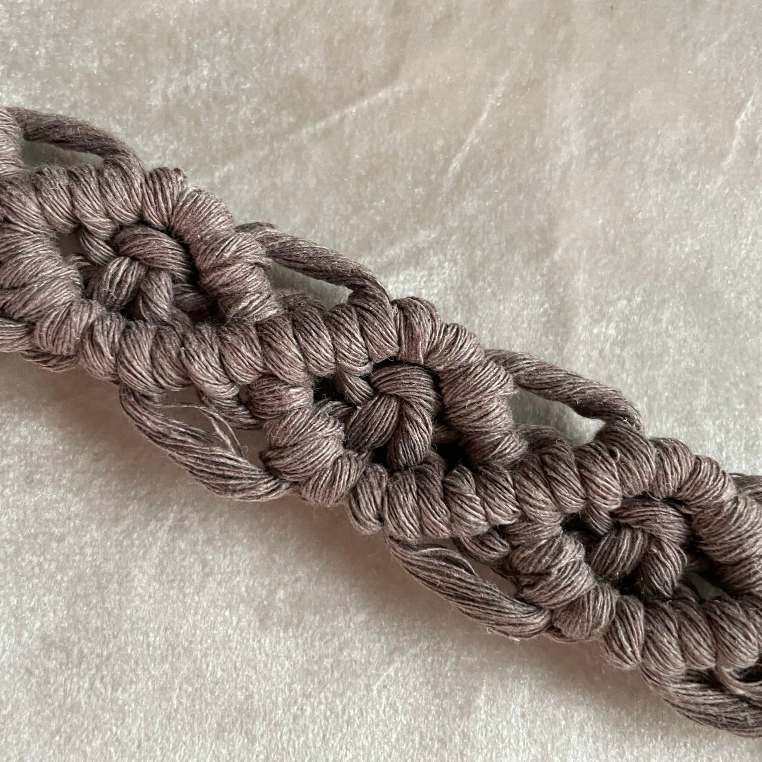 Söt & praktisk napphållare - handknuten makramé - Mullvad - cottonandwood.se