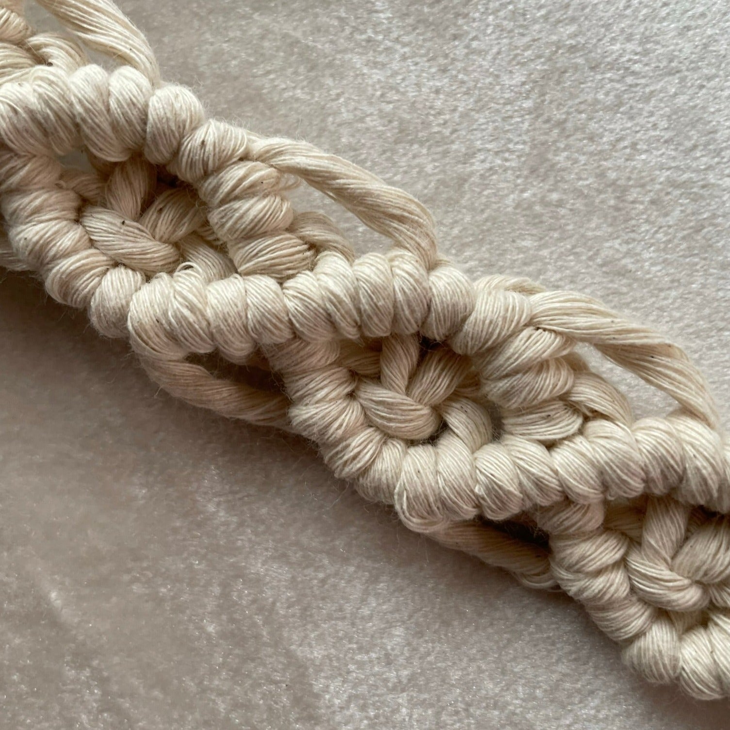 Söt & praktisk napphållare - handknuten makramé - Naturvit - cottonandwood.se