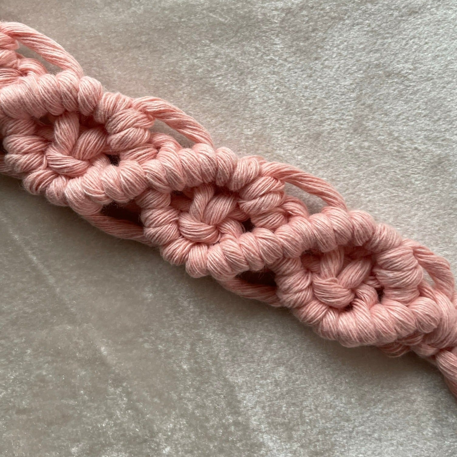 Söt & praktisk napphållare - handknuten makramé - Rosa - cottonandwood.se
