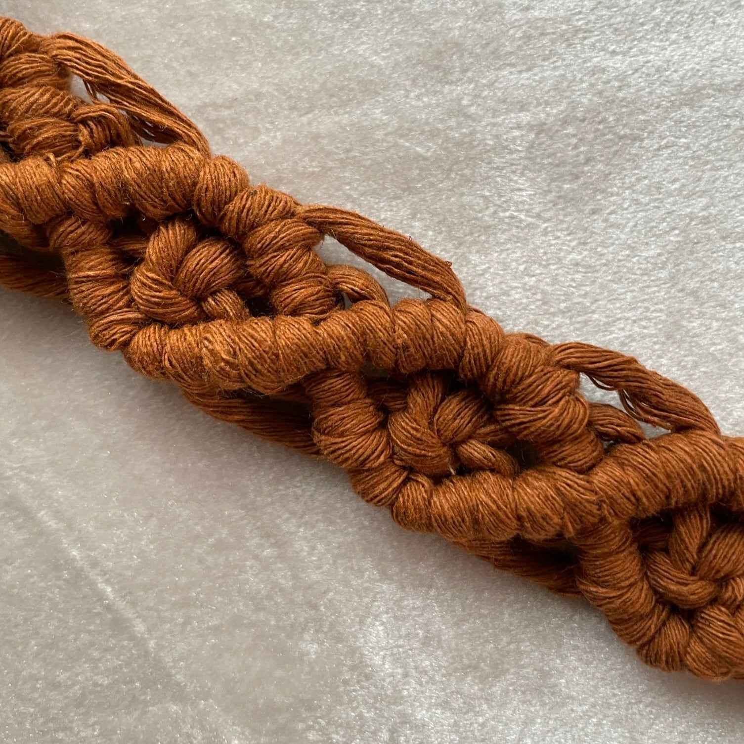 Söt & praktisk napphållare - handknuten makramé - Rost - cottonandwood.se