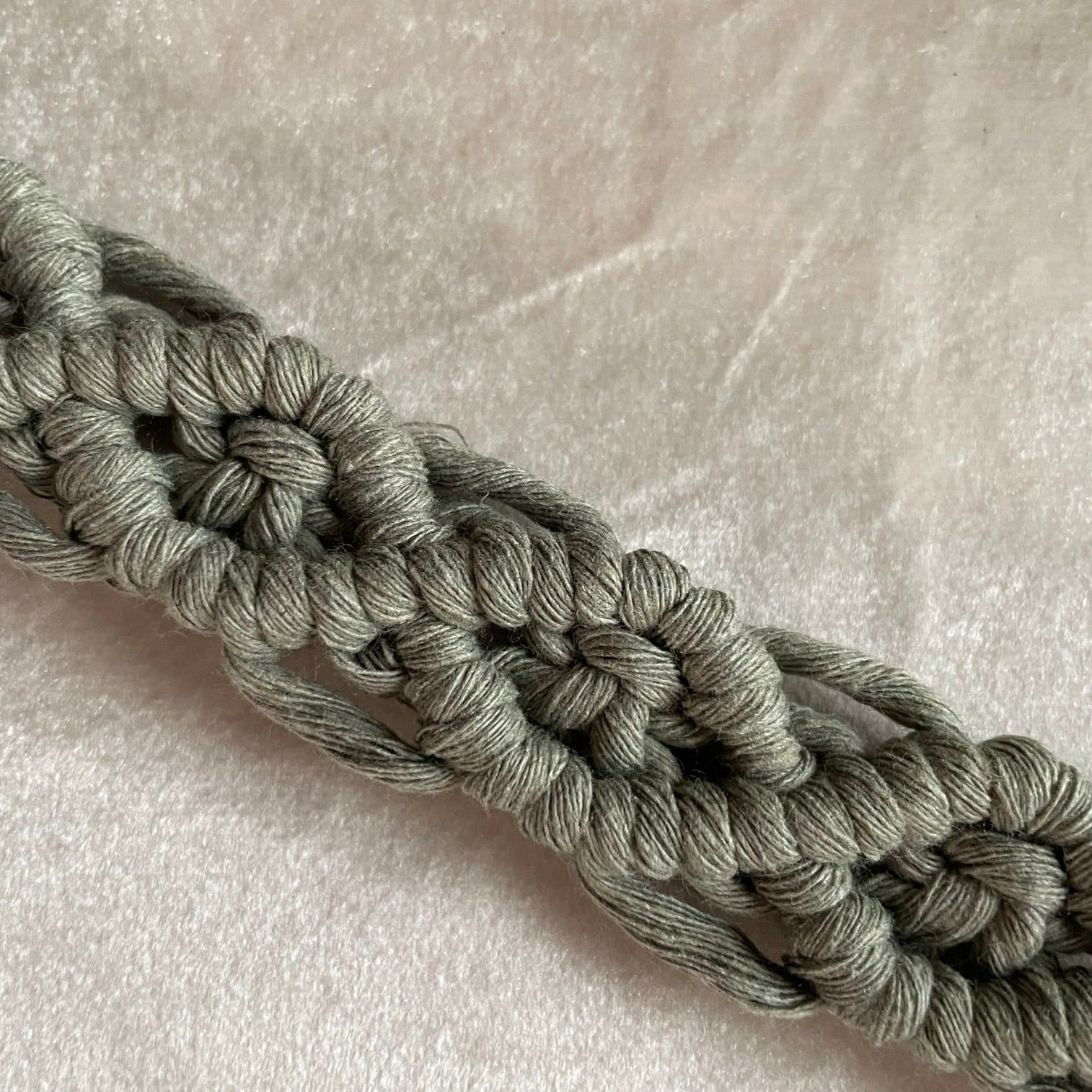 Söt & praktisk napphållare - handknuten makramé - Salvia - cottonandwood.se