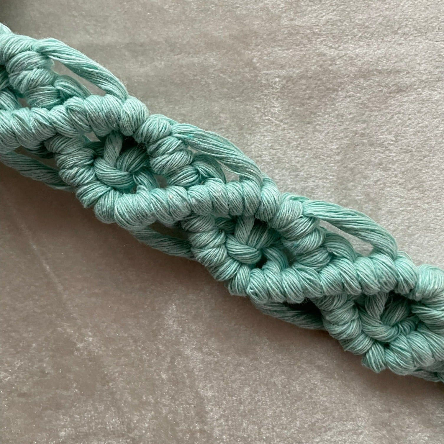 Söt & praktisk napphållare - handknuten makramé - Turkos - cottonandwood.se