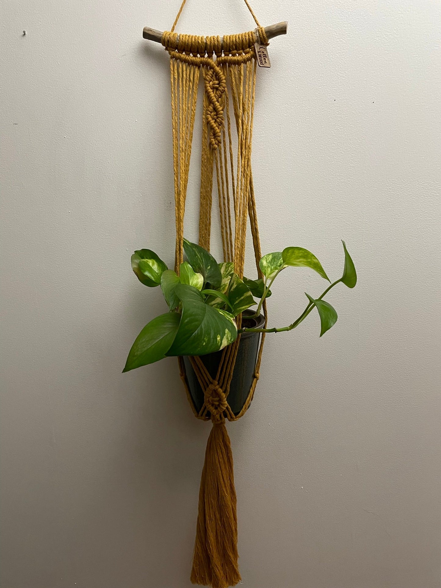 Väggampel - handknuten makramé "Tulipa" - Senap - cottonandwood.se