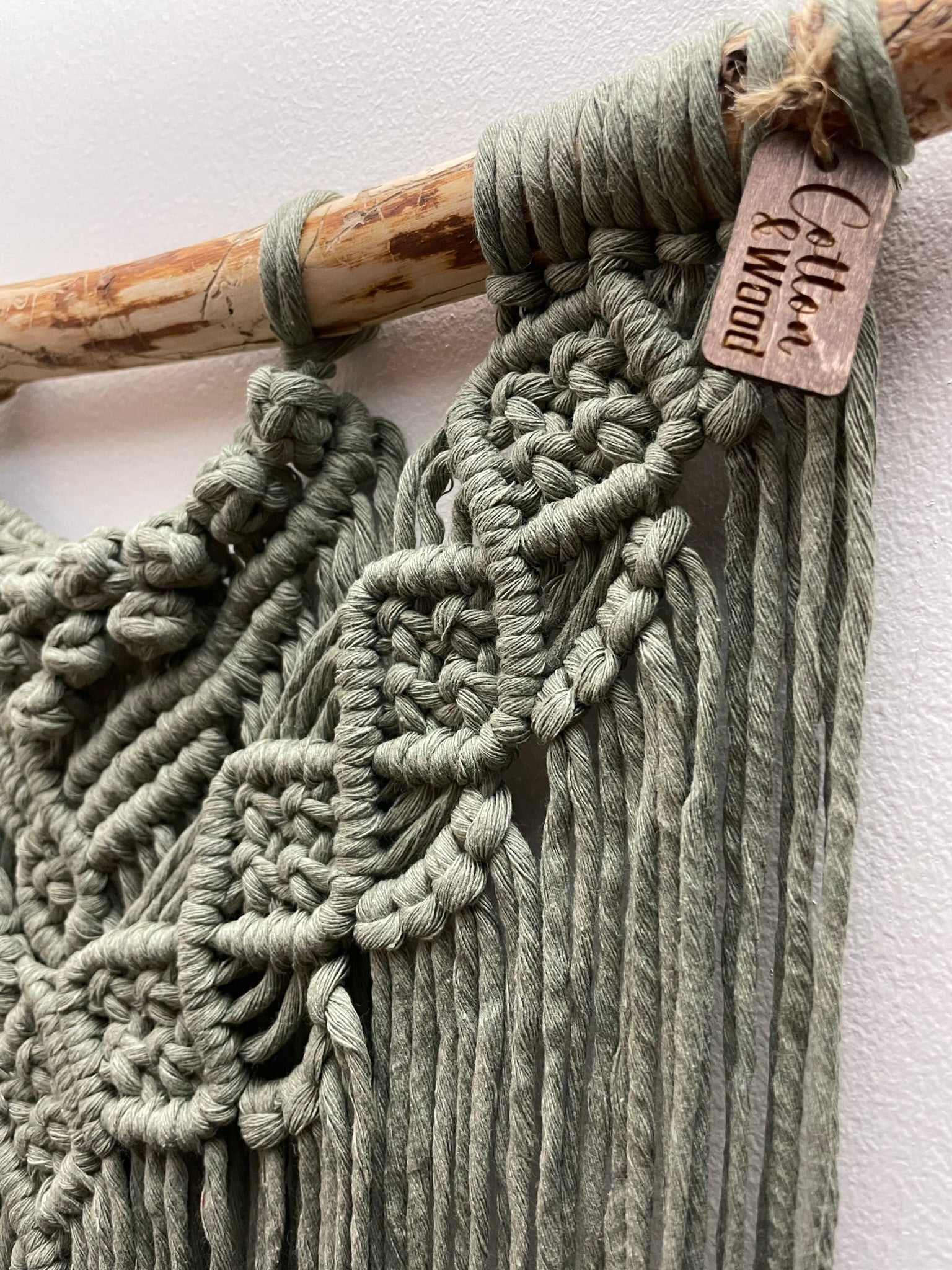 Väggbonad handknuten makramé "Montis" - Grågrön - cottonandwood.se
