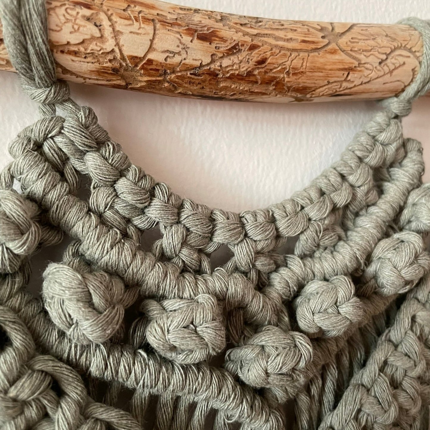 Väggbonad - handknuten makramé "Tardus" XL - Grågrön - cottonandwood.se