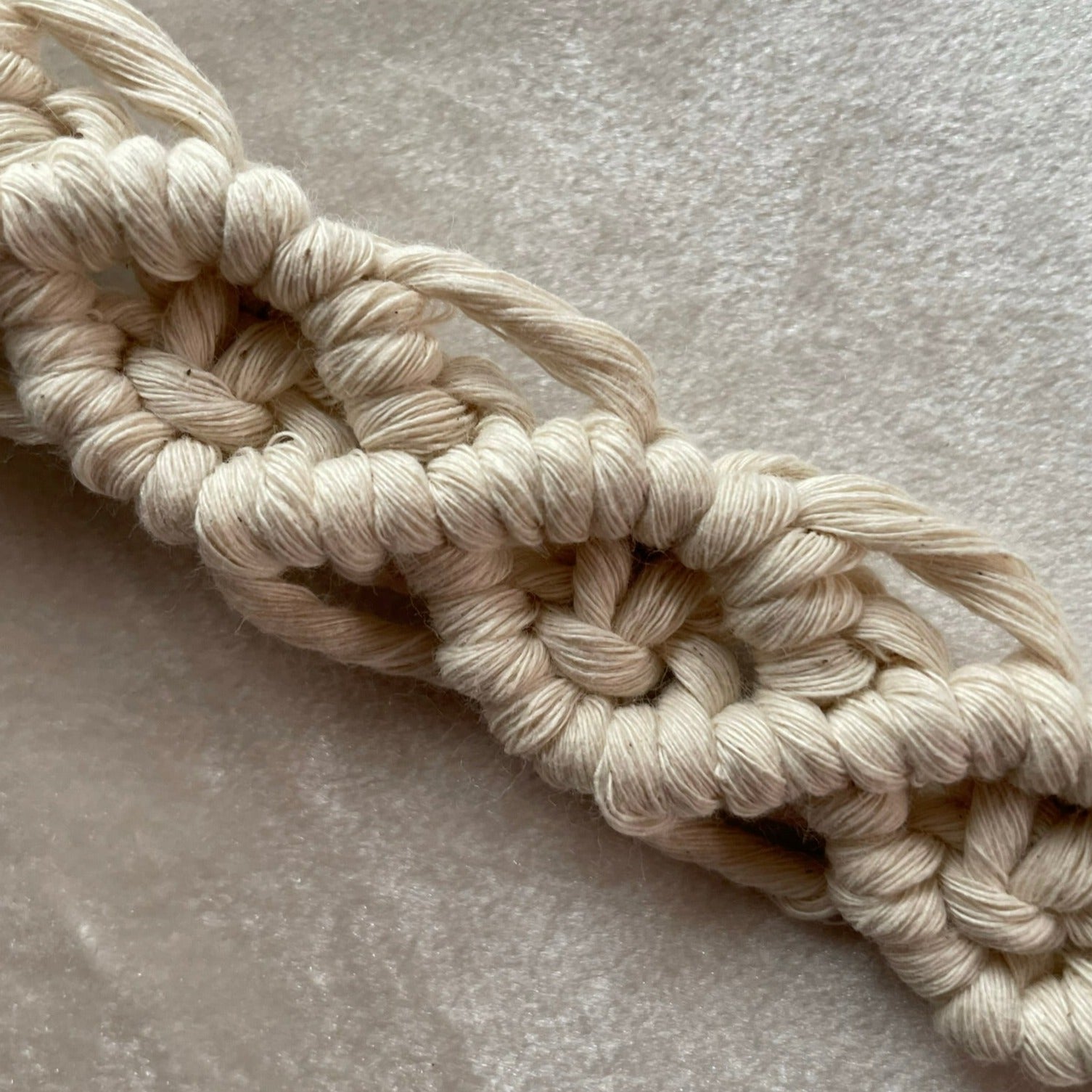 Väggbonad - handknuten makramé "Tardus" XL - Naturvit - cottonandwood.se