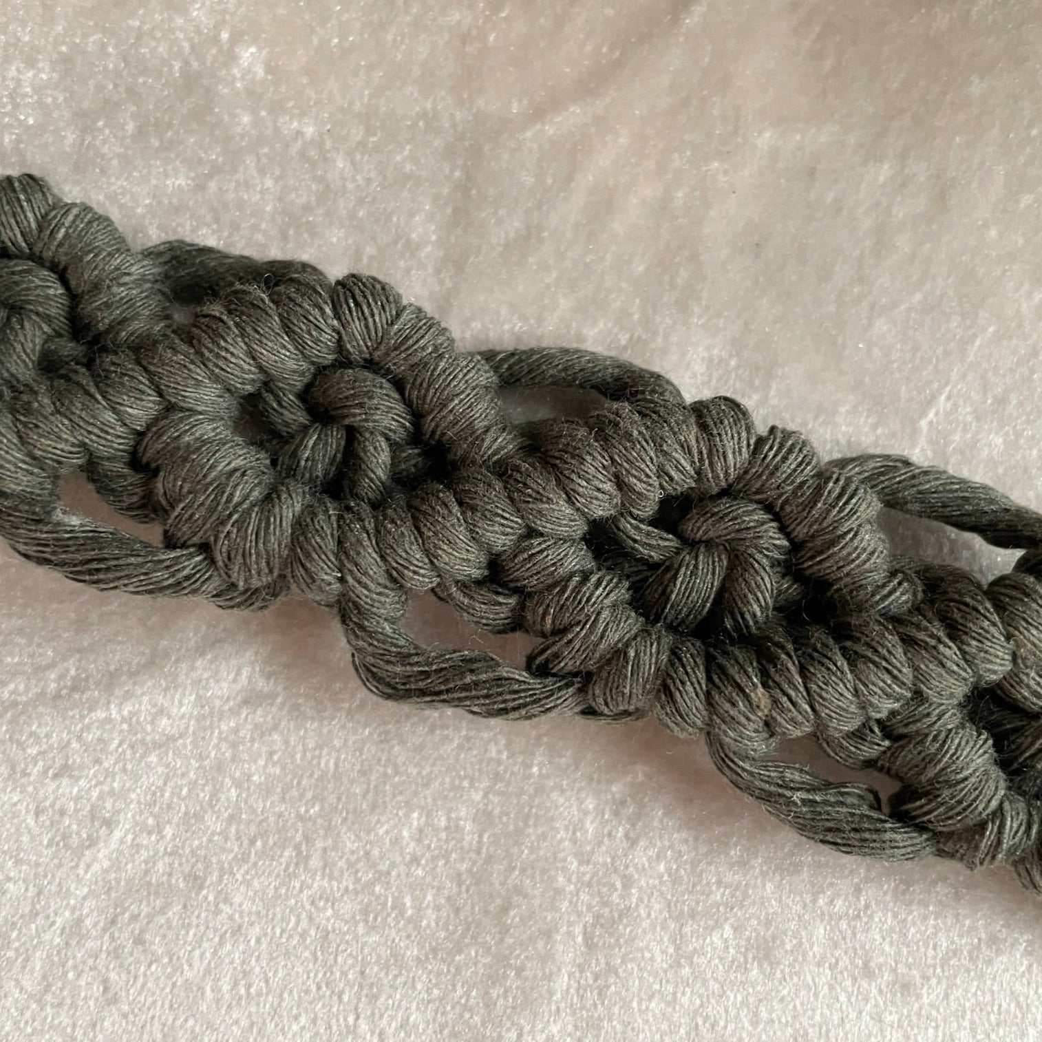 Väggbonad - handknuten makramé "Tardus" XL - Oliv - cottonandwood.se