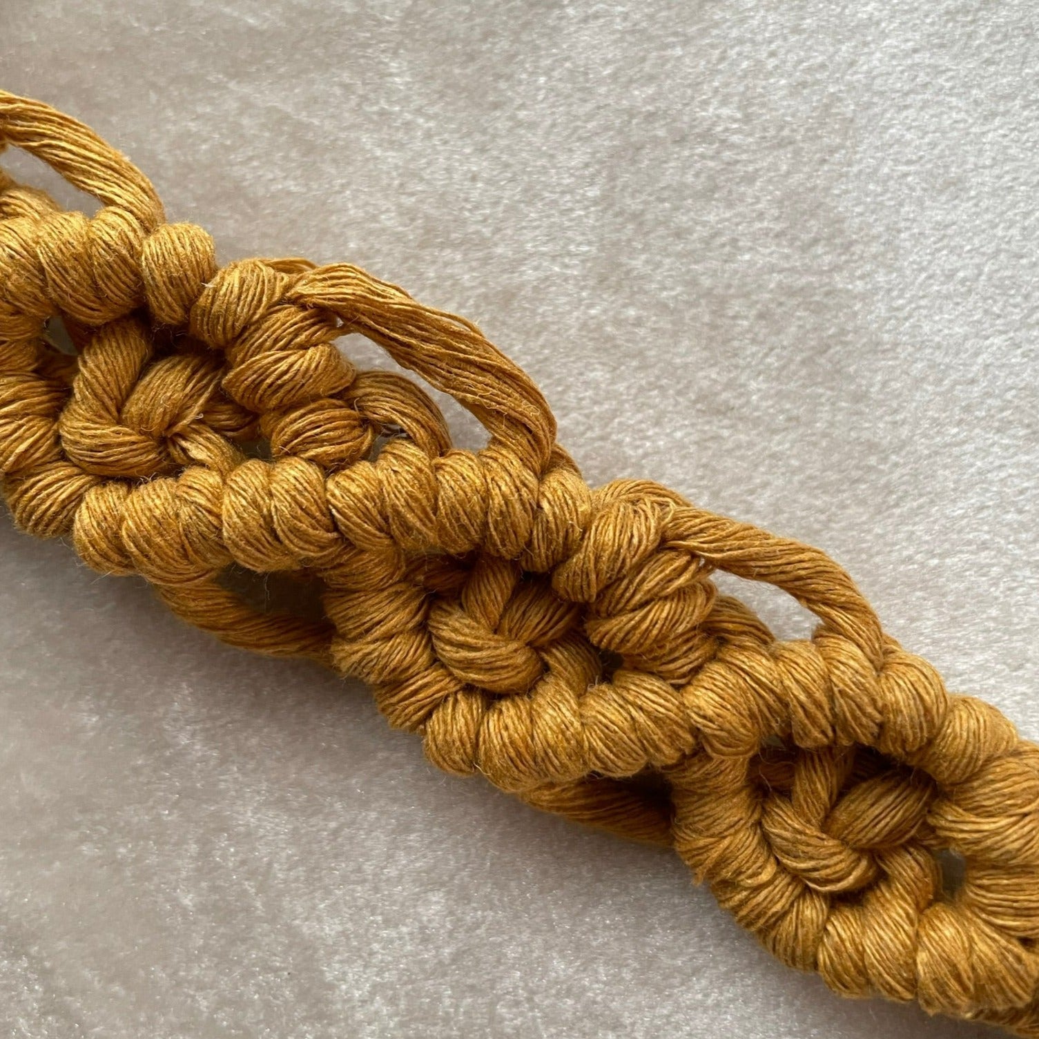Väggbonad - handknuten makramé "Tardus" XL - Senap - cottonandwood.se
