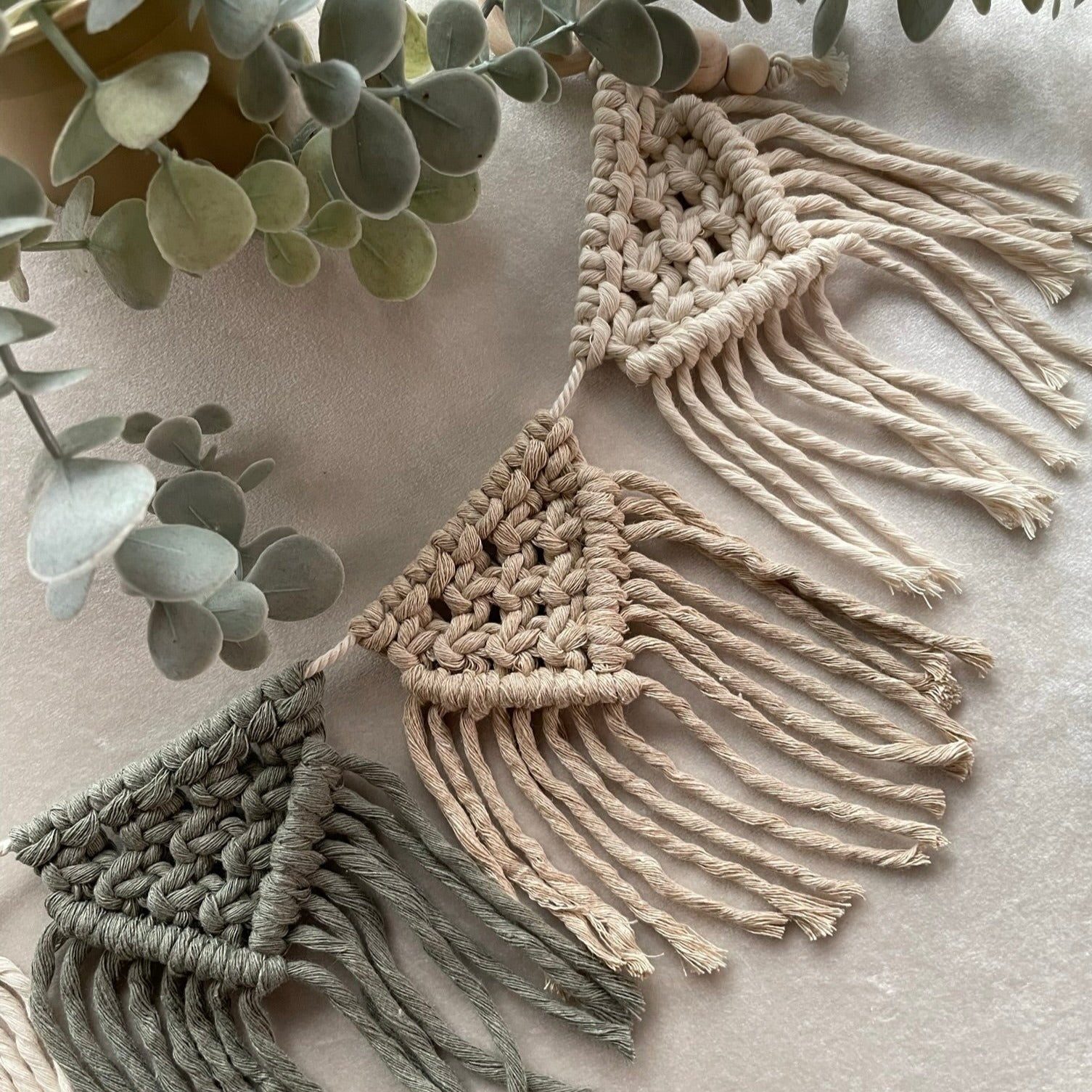 Vimplar Makramé - Grågrön/beige/naturvit - Cotton & Wood